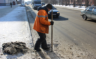 Барнаульские дорожники готовят  колодцы ливневой канализации для приема талых вод