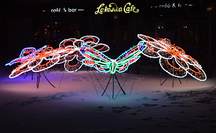Световыми бабочками, фонтанами и цветами украшают Октябрьский район Барнаула к новогодним праздникам