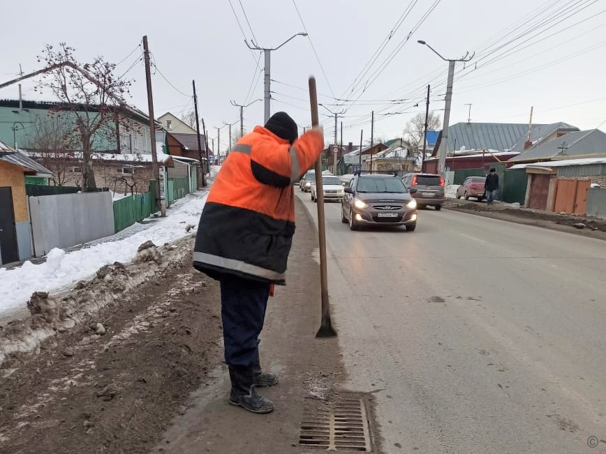 В Барнауле рабочие бригады МБУ «Автодорстрой» приводят ливнеприемные колодцы в рабочее состояние
