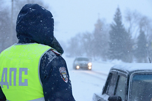 Автополицейские Барнаула напоминают, как водителям и пешеходам обезопасить себя в непогоду