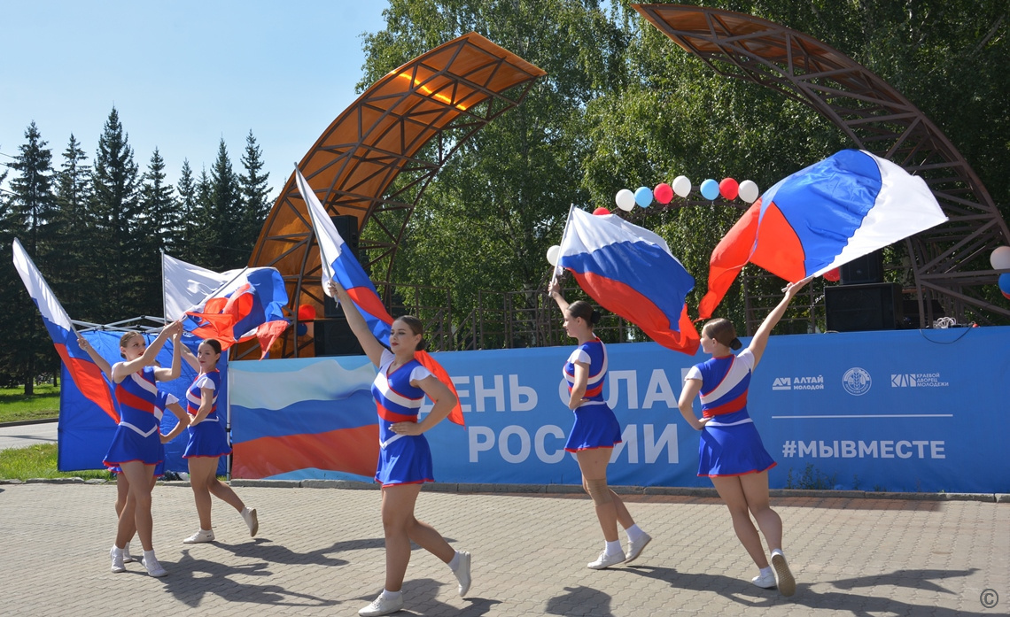 В День Государственного флага юным жителям Барнаула торжественно вручили  паспорта БАРНАУЛ :: Официальный сайт города