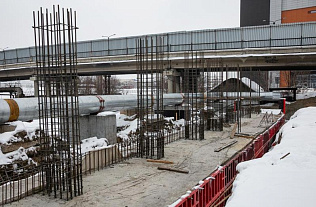 На мосту по проспекту Ленина продолжают монтировать новые опоры