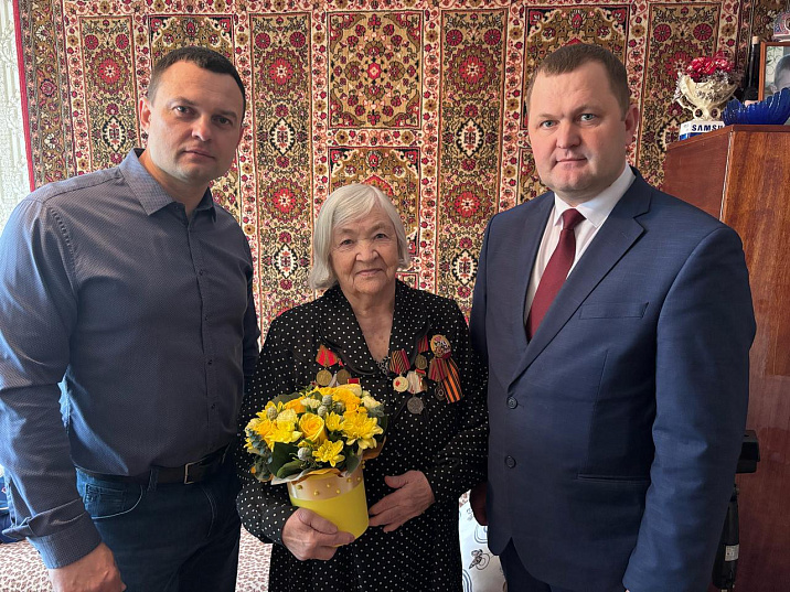 Максим Сабына вручил медаль к 80-летию Победы в Великой Отечественной войне Людмиле Федоровой