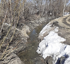 В барнаульском поселке Ильича очищают и расширяют водоотводящий канал