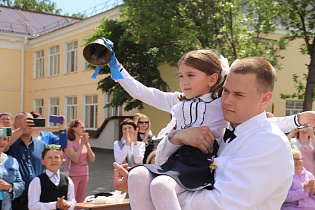 В школах Барнаула прозвенели последние звонки 