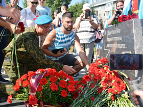 В День ВДВ в Ленинском районе Барнаула прошла торжественная церемония возложения цветов