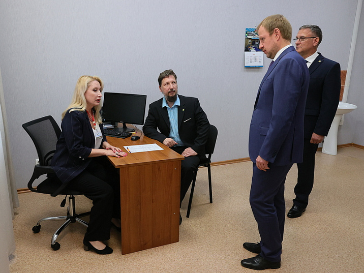 Губернатор Виктор Томенко открыл филиал фонда «Защитники Отечества» и дал поручения по первым обращениям членов семей участников СВО