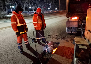 МБУ «Автодорстрой» продолжает ремонтировать дороги Барнаула холодным асфальтом