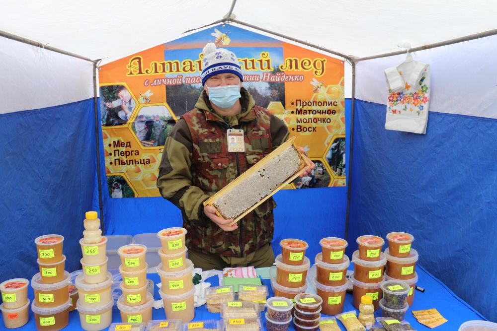 Продовольственная ярмарка барнаул. Ярмарки выходного дня Барнаул. Ярмарка Барнаул. Продовольственная ярмарка сельской продукции г Якутск. Ярмарка в Железнодорожном районе Барнаул фото.