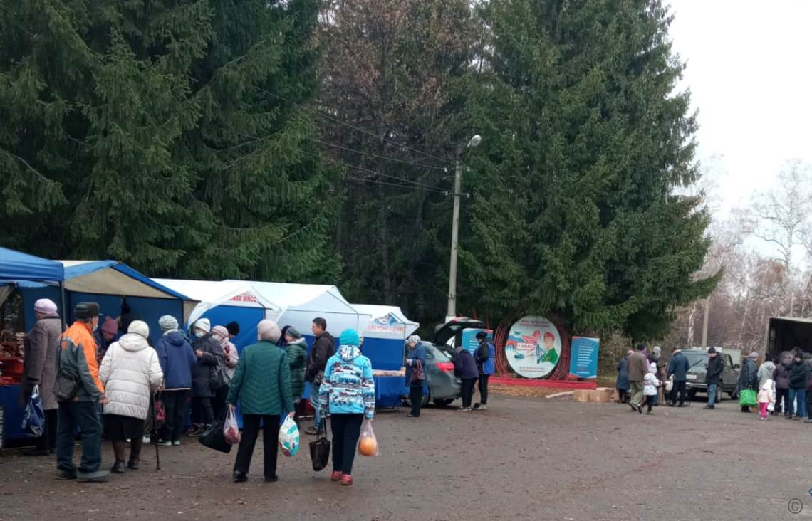 На пригородной территории Ленинского района прошла очередная социальная  продовольственная ярмарка | 24.10.2022 | Барнаул - БезФормата