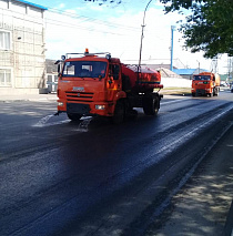 В Барнауле дорожная служба продолжает санитарную очистку городских дорог
