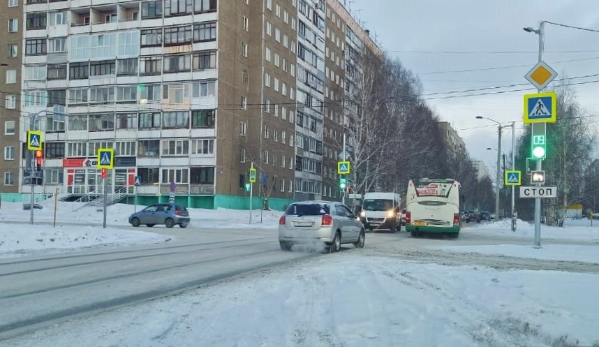На перекрестке проезда Северного Власихинского и улицы Шумакова в Барнауле установили светофор