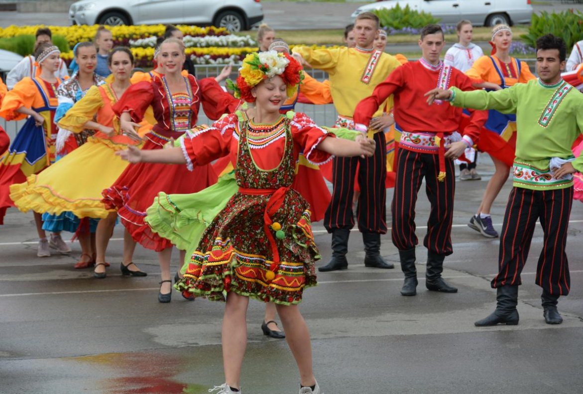 Мероприятия в барнауле сегодня. Танцоры Барнаул на праздник. Праздничный Барнаул. Артисты на праздники в Барнауле.