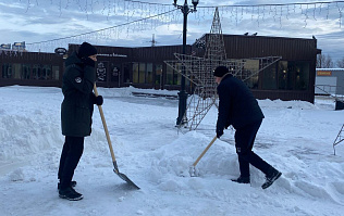 Барнаульские студенты помогли расчистить снег с пешеходных зон