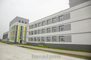 В Барнауле проверили степень готовности здания пристроя к школе №98