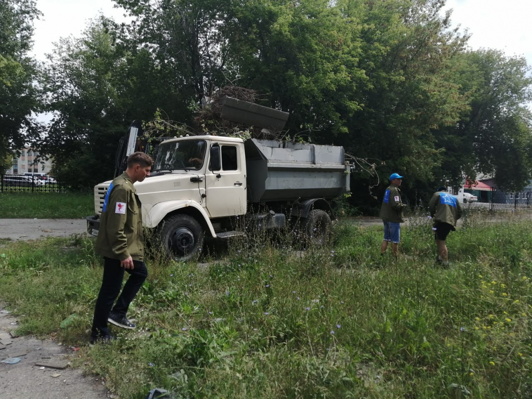 Более 50 кубов мусора вывезли с прилегающей территории бывшего ДК «Трансмаш»  БАРНАУЛ :: Официальный сайт города