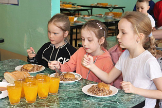 Как организовано питание младшеклассников, проверили в школе №127 Барнаула