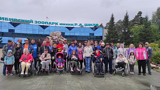 Подопечные Барнаульской общественной организации инвалидов посетили новосибирский зоопарк
