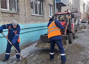 В Барнауле продолжают очищать тротуары от наледи 