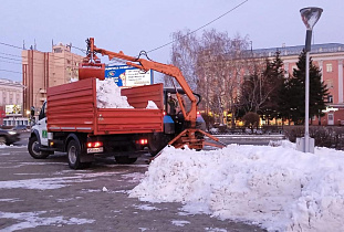 Дорожные службы Барнаула заступили на дневную смену по очистке улиц 