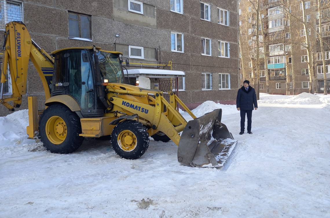 Руководители районов Барнаула проверяют уборку дворов и кровель от снега  БАРНАУЛ :: Официальный сайт города