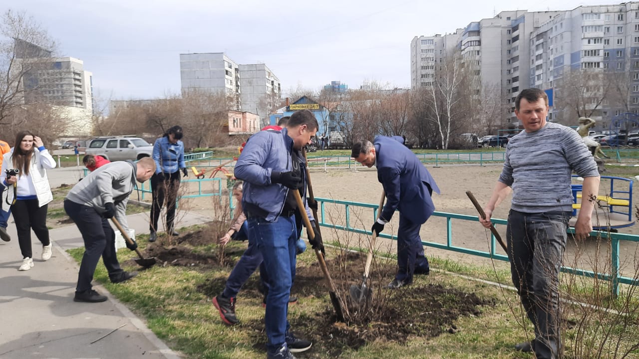 Общегородской субботник состоялся в Центральном районе БАРНАУЛ ::  Официальный сайт города