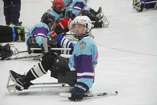 Юные следж-хоккеисты со всей страны проводят тренировки на барнаульском льду