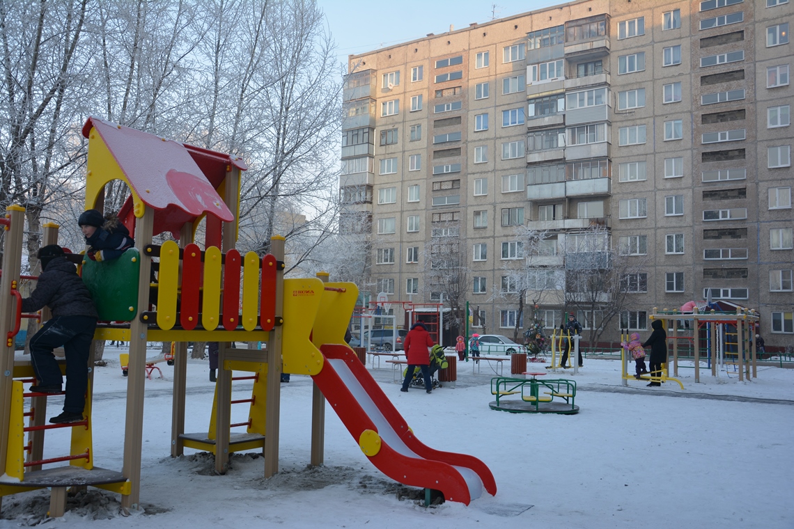 Попова 56 фото Управляющие компании начали череду детских праздников во дворах БАРНАУЛ :: Офици