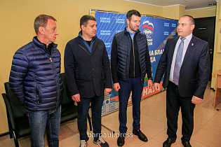 Глава города Вячеслав Франк посетил пункты сбора помощи мобилизованным в Барнауле