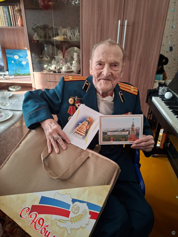 95-летний юбилей отмечает сегодня  житель Ленинского района Юрий Григорьевич Илло