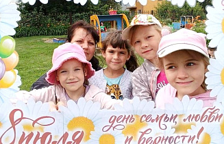 В Барнауле проходят праздничные мероприятия, посвященные Дню семьи, любви и верности