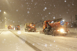 Дорожная служба продолжает ликвидировать последствия ночного снегопада