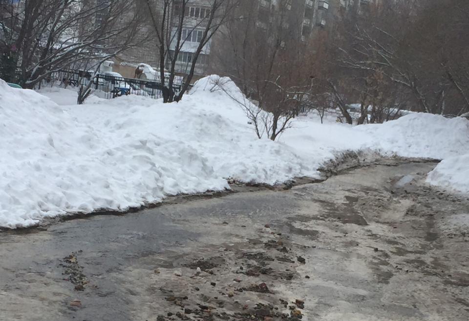 Барнаульский водоканал устраняет повреждение на водопроводе по ул.Малахова, 118 (обновлено)