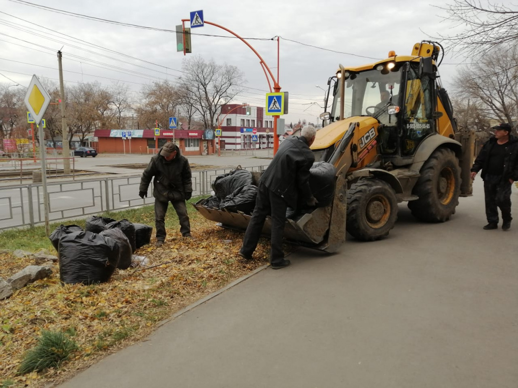 В Октябрьском районе в рамках месячника осенней санитарной очистки вывезли  63 машины мусора БАРНАУЛ :: Официальный сайт города