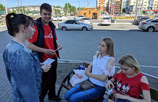 «Знай и живи!»: акция ко Дню памяти жертв СПИДа прошла в Барнауле