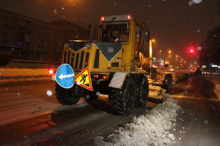 Снегоуборочная техника на дорогах Барнаула 30 ноября