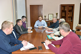 Замглавы администрации города Антон Шеломенцев провел оперативное совещание с дорожными службами 