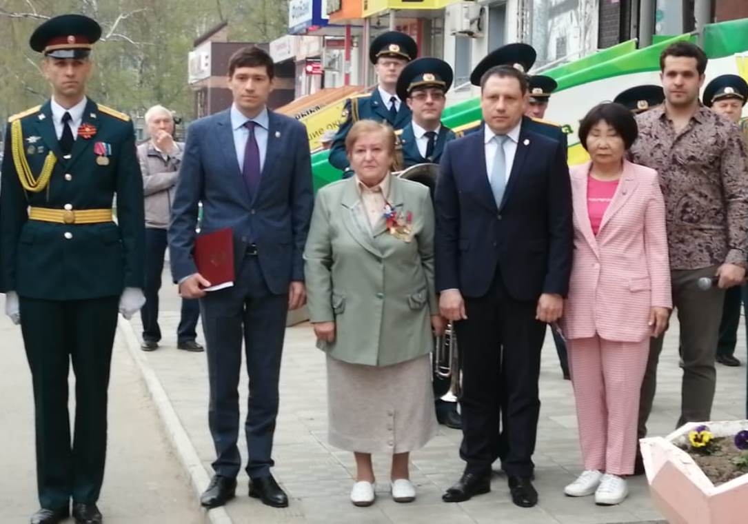 В Ленинском районе проходят концерты ко Дню Победы во дворах ветеранов  Великой Отечественной войны БАРНАУЛ :: Официальный сайт города