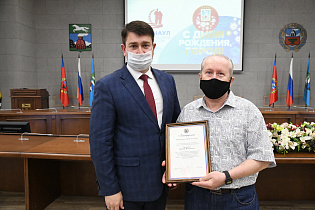 Заместитель главы администрации Барнаула, руководитель аппарата Юрий Еремеев вручил награды горожанам
