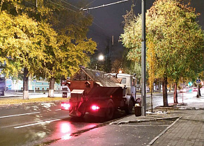 Дорожная служба обрабатывает проезжую часть противогололедными материалами