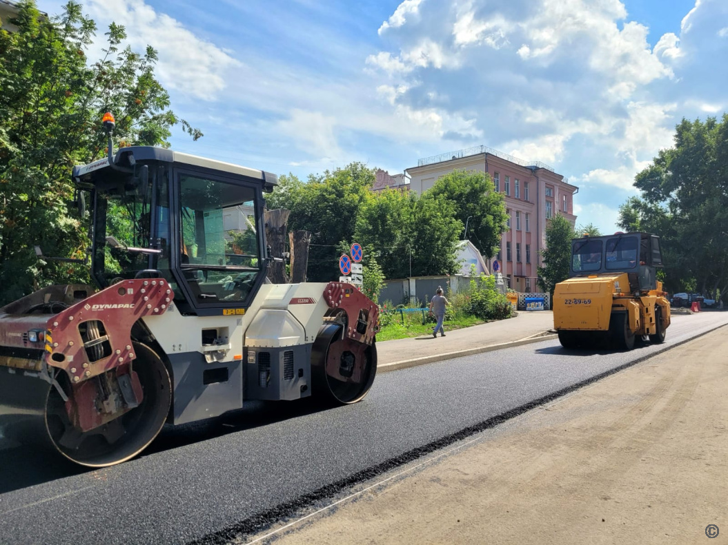 В рамках дорожного нацпроекта в Барнауле на нескольких улицах укладывают  верхний слой асфальта БАРНАУЛ :: Официальный сайт города