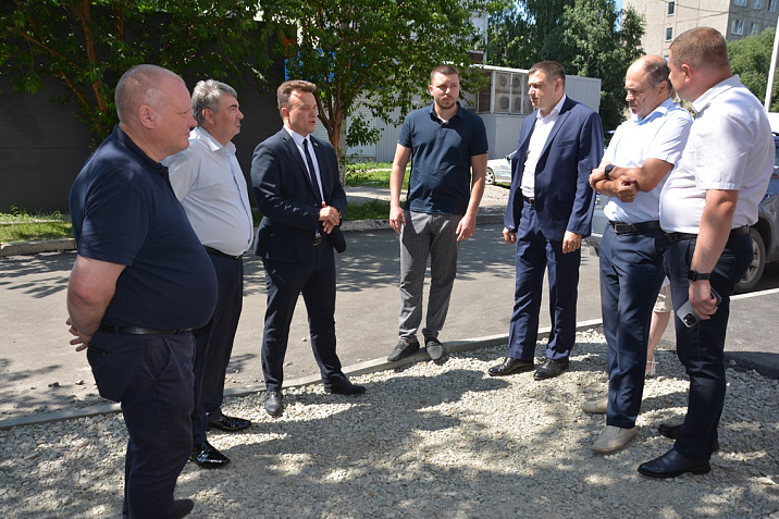 Глава администрации Ленинского района вместе с депутатами проконтролировал следующий этап работ по благоустройству двора по ул.Юрина, 202