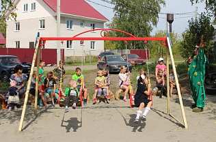 В поселке Ягодное открыли новую детскую площадку, построенную на средства гранта администрации Барнаула