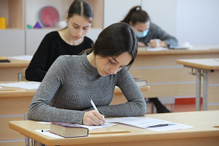 Сегодня в Барнауле более 130 выпускников 11-х классов написали итоговое сочинение