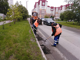 МБУ «Автодорстрой» продолжает санитарную очистку улиц и покос травы вдоль дорог 