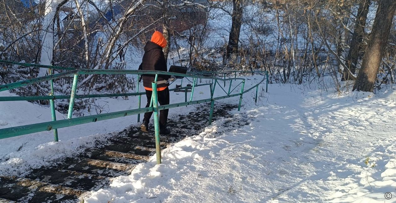 Барнаульские студенты помогают устранять гололед на пешеходных зонах БАРНАУЛ  :: Официальный сайт города