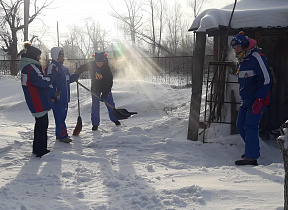 «Снежный десант»: барнаульские студенты помогли ветеранам в микрорайоне Затон