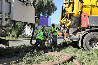 В Барнауле прочищают сети ливневой канализации