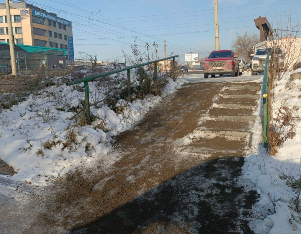 Барнаульские студенты помогают устранять гололед на пешеходных зонах БАРНАУЛ  :: Официальный сайт города