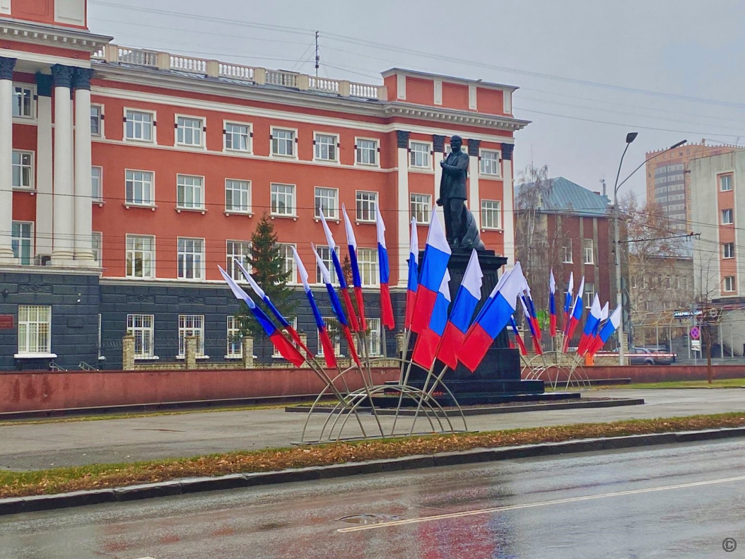 Улицы Барнаула украсили российскими флагами ко Дню народного единства |  03.11.2022 | Барнаул - БезФормата